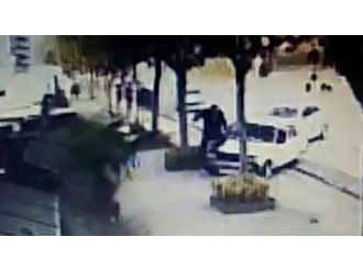 Otoparkçıya çarpıp kafeye daldığı anlar kamerada