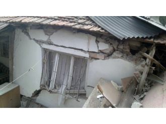 4 katlı bina gecekondunun üzerine böyle yıkıldı !