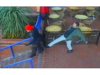 Engelli adamı merdivenlerden itti: Yetmedi darp etti !