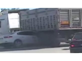 Otomobil TIR’ın altına böyle girdi