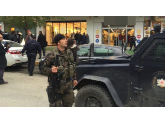 Mağaza çalışanını rehin aldı ! Pazarlık başladı