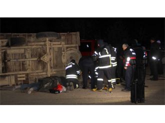 Hayvan yüklü kamyon ile otomobil çarpıştı: 1 ölü, 3 yaralı