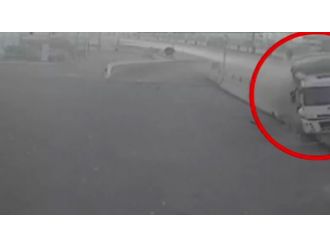 Kamyon benzinliğe böyle daldı !