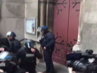 Fransız polisi kiliseyi bastı
