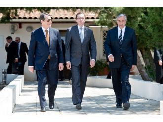 Kıbrıslı liderler taşlı saldırıyı kınadı