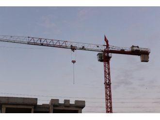 Parasını alamayınca vincin tepesine çıktı