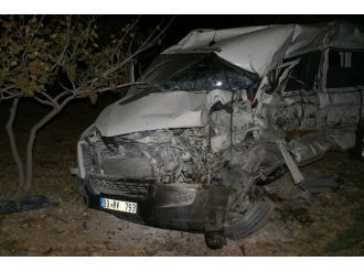 Öğrenci servisiyle TIR çarpıştı: 2 ölü, 11 yaralı