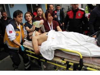 Kadın doktoru kalbinden bıçaklayıp aşağı atladı