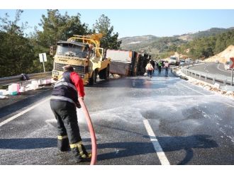 Sabun yüklü TIR devrildi: Yol 3 saat kapandı