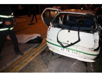 Otomobil aydınlatma direklerine çarptı: 2 ölü, 3 yaralı