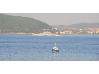 Yük gemisi boğazda karaya oturdu