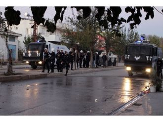 İzinsiz yürüyüşe polis müdahalesi