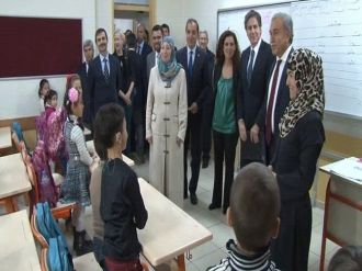 ABD bakan yardımcı Suriyeli çocuklara kitap dağıttı