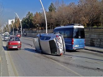 Kontrolden çıkan araç Meclis duvarına çarptı