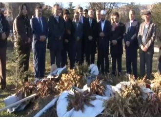 Şehidin mezarını ve ailesini ziyaret etti