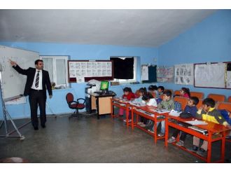 Hem müdür, hem öğretmen hem de hizmetli!