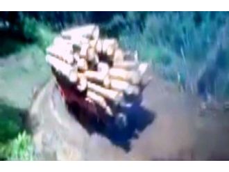 Kamyonu devrilmekten son anda kurtardı