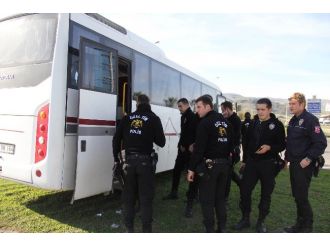 Gelin arabası polis otobüsüyle çarpıştı: 3 yaralı