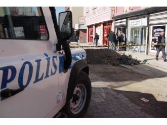 Polis kuyumcu soyguncularını bir saatte yakaladı