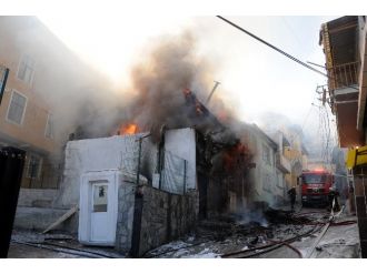 Alev alev yanan binanın çökme anı kamerada