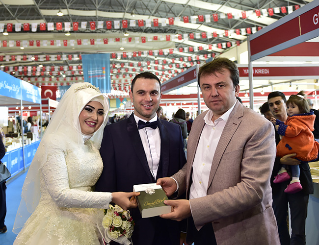 Başkan Erkoç’tan Yeni Çifte Kitap Hediye