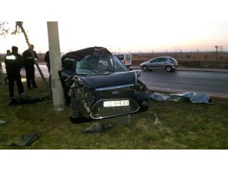 Otomobil aydınlatma direğine çarptı: 1 ölü, 2 yaralı