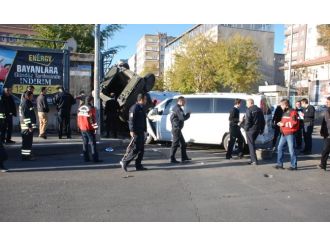 Diyarbakır’da feci kaza: 4’ü asker, 5 yaralı