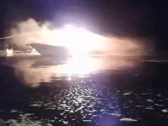 Patlayan tekne alev topuna döndü