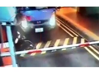 Kamyon motosikletli şahsı ezip geçti !