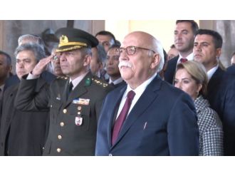 Bakan ve öğretmenler Anıtkabir’de