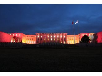 TBMM turuncuya büründü