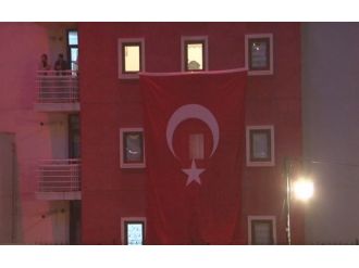 Şehit polisin baba evine ateş düştü