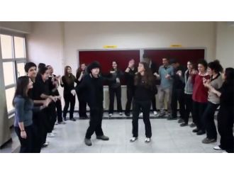 Öğrencilerden öğretmenlere klipli hediye