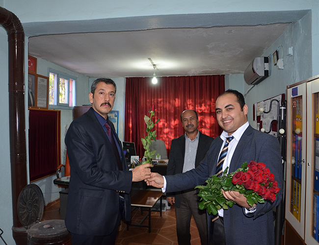 Türkoğlu’nda Öğretmenlere Gül Dağıtıldı