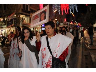 Kadına şiddeti protesto için "kanlı" kefen giydiler
