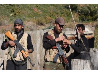 Türkmenler bombardımana rağmen ilerlemeye çalışıyor