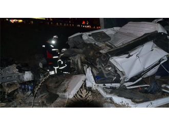 Çarpışan TIR ve kamyon konserve kutusuna döndü!