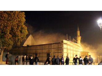 800 yıllık tarihi camide korkutan yangın!