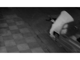 Kadın kılığına girip hırsızlık yaptı !