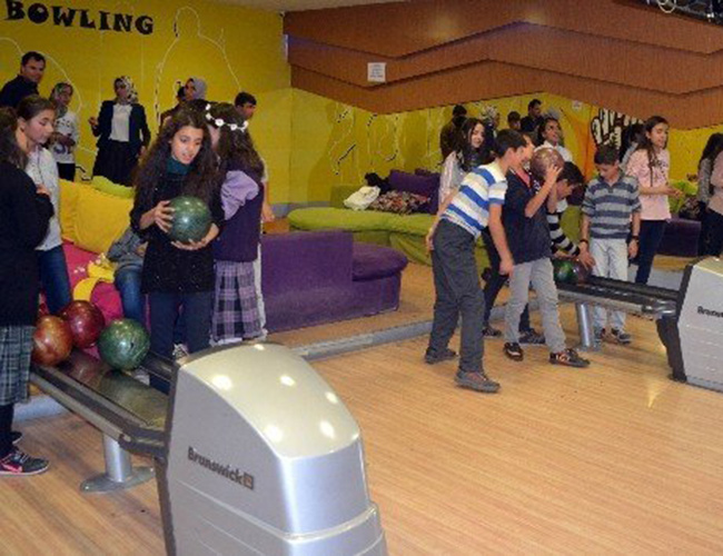 Köy Çocuklarının Bowling Keyfi