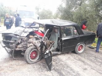 Otomobiller kafa kafaya çarpıştı: 5 yaralı