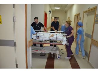 Balkondan sarkan oğluyla betona çakıldı