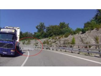 Viraja hızlı giren kamyon faciaya yol açıyordu