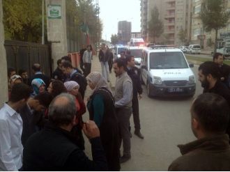 Bıçaklı grup okulu bastı : 10 yaralı