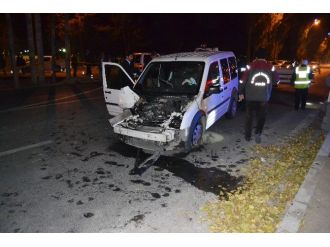 Kamyon sivil polis aracına çarptı: 3 polis yaralı