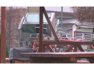 Vinç spor tesislerine devrildi: 2 ölü