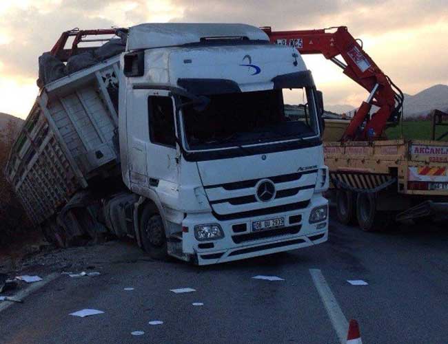 Kömür Yüklü Tır Yan Yattı