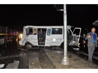 Öğrencilerin bulunduğu minibüs TIR’la çarpıştı: 16 yaralı