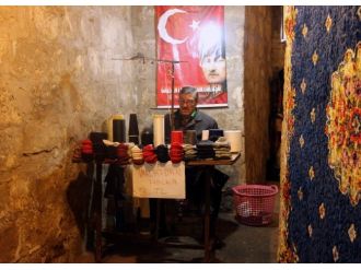 Mağarada çorap örüyor