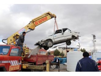 Toprak yığınına çarptı: 2 ölü, 3 ölü